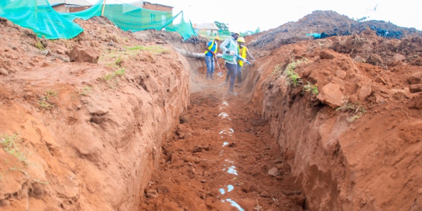 Mradi wa ulazaji wa mabomba makuu ya usambazaji maji unaendelea, jumla ya KM 40.5 za urefu wa mtandao wa bomba zinalazwa ili kuboresha mfumo wa usambazaji maji kwa wakazi wa Mwanza